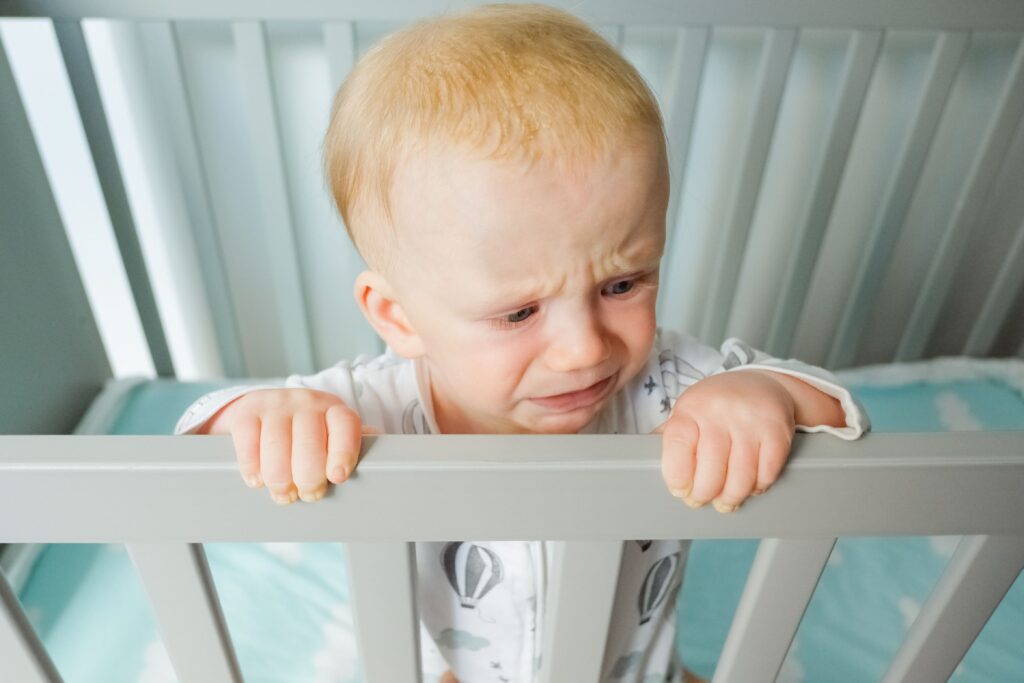 Mi bebé no duerme al dejarlo en la cuna, se despierta llorando buscando brazos