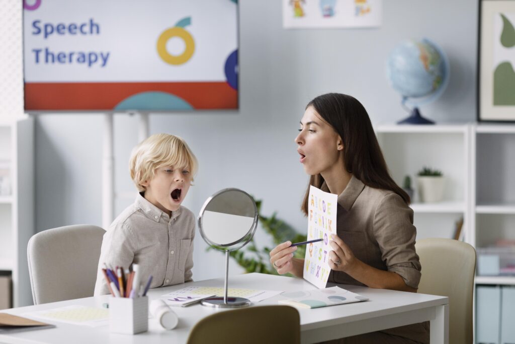 Terapeuta del lenguaje infantil trabajando con un niño en una sesión de evaluación y estimulación del habla