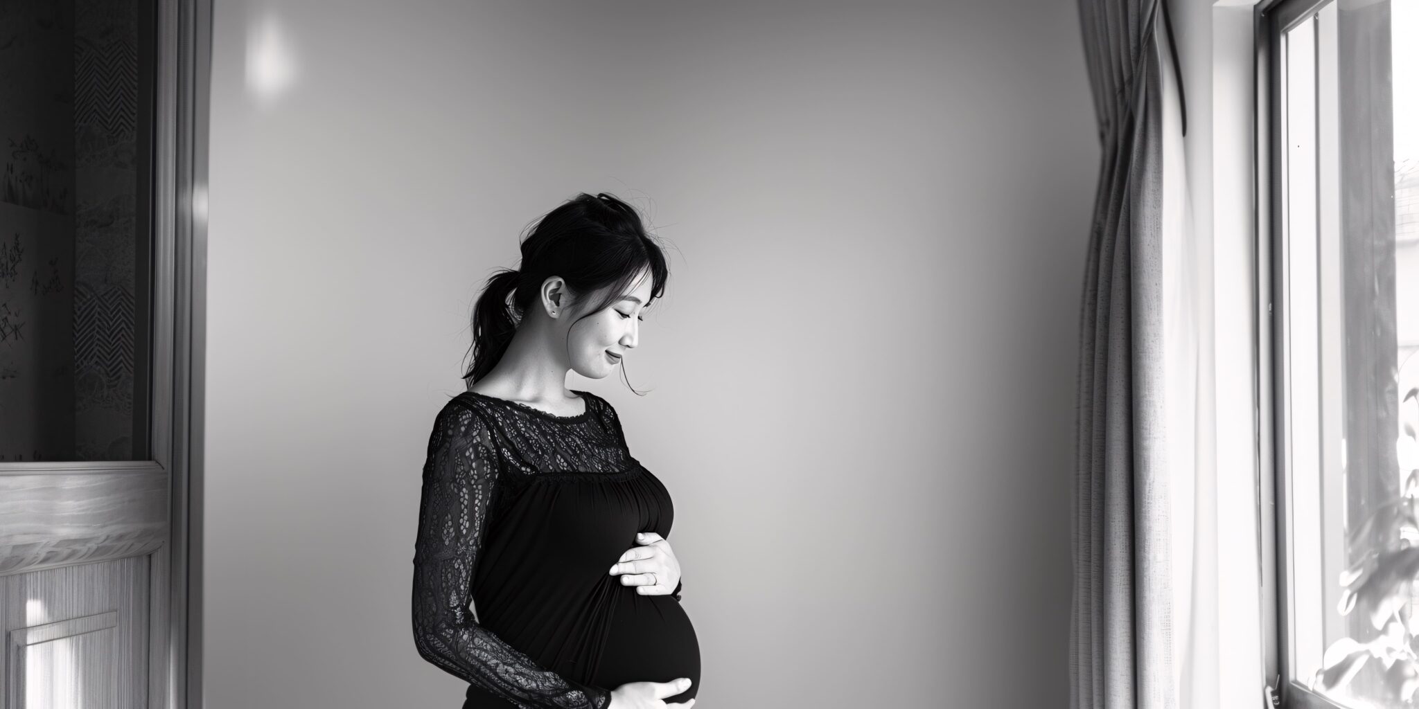 Mujer embarazada en su último mes de gestación, preparándose para la maternidad y consciente de la importancia de prevenir la depresión posparto.